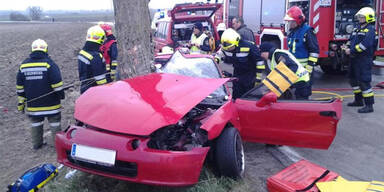Horror-Crash: Zwei Männer eingeklemmt