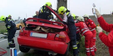 Horror-Crash: Zwei Männer eingeklemmt