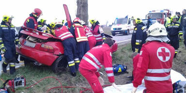 Horror-Crash: Zwei Männer eingeklemmt