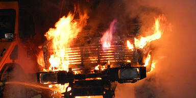 Räumfahrzeug geht in Flammen auf 