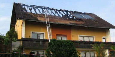 Mann rettet Mutter aus brennendem Haus 