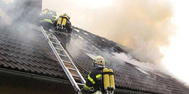 Mann rettet Mutter aus brennendem Haus 
