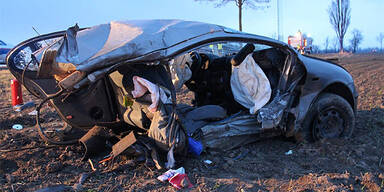 Auto bei Crash in zwei Teile gerissen