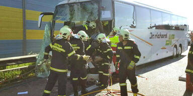 Autobus mit Kindern auf A1 verunglückt 