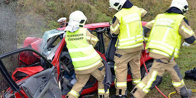 Mann (44) rast gegen Baum - tot
