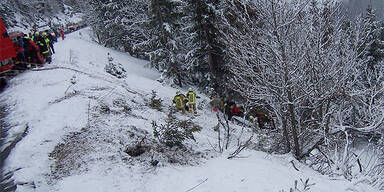 Frau stürzt mit SUV ab - schwer verletzt