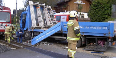 Zug rammt Lastwagen - Fahrer verletzt