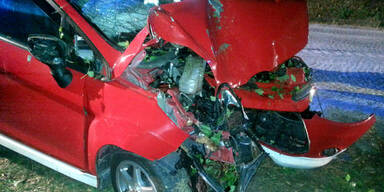 Höhenstraße: Auto rast frontal gegen Baum