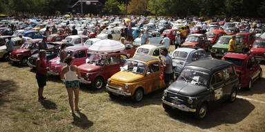 Mehr als 1.200 Fiat 500 bei Geburtstagsfeier