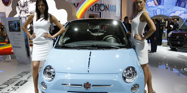 Unter der kurzen Haube des Fiat 500 arbeitet ab sofort auch ein sparsamer Zweizylinder. Bild: AP