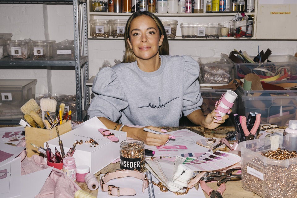 Die Limited Edition des innovativen Skincare-Sprühsystems von Ioniq Skincare trägt nicht nur den coolen Marina Hoermanseder-Style. Ab sofort um 199 Euro erhältlich unter ioniqskin.com  