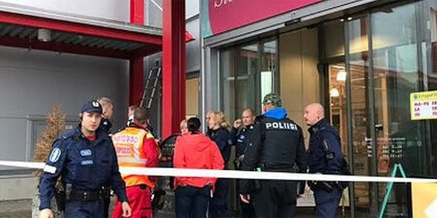 Mann stürmt mit Säbel Schule: Ein Toter, 10 Verletzte