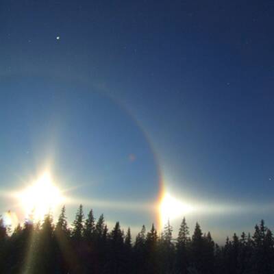 Flugzeug fliegt in Nebensonne, 2008