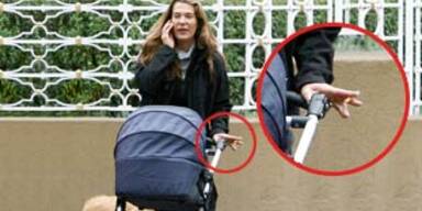 Mama Fiona raucht bei ihrem Baby