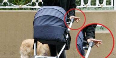 Mama Fiona raucht bei ihrem Baby