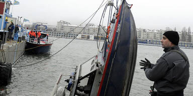 Gesunkenes Polizeiboot gehoben