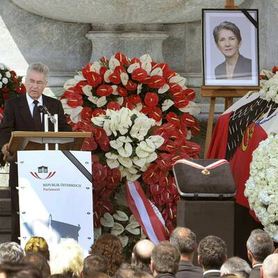 Der Sarg wird aus dem Hohen Haus gebracht