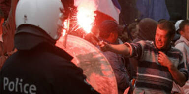 Aufgebrachte Fischer greifen Polizisten an