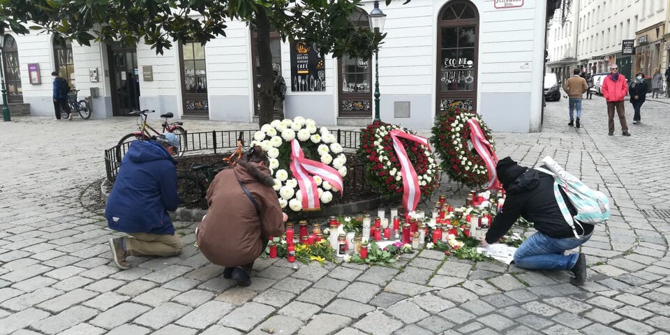 Wien Terror Trauer Blumen Kranz