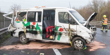Sekundenschlaf: 7 Verletzte bei Kleinbus-Crash 
