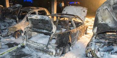 Brandstifter fackelt sechs Autos ab 