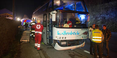 Auto rast in Reisebus: 6 Schüler verletzt