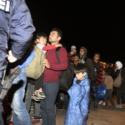 Flüchtlinge passieren Nickelsdorf