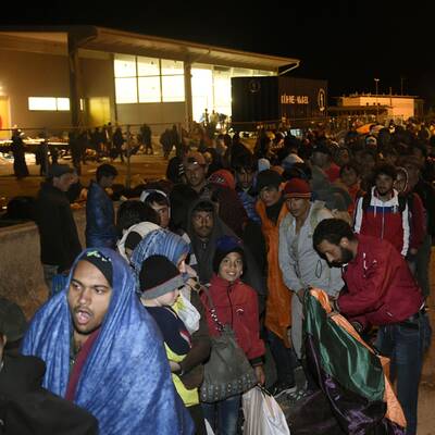 Flüchtlinge passieren Nickelsdorf