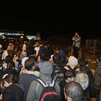 Flüchtlinge passieren Nickelsdorf