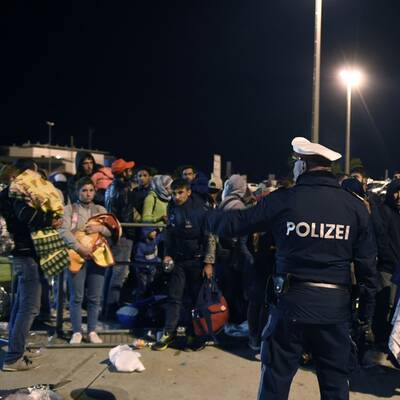 Flüchtlinge passieren Nickelsdorf