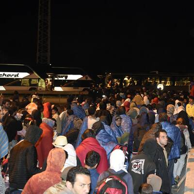 Flüchtlinge passieren Nickelsdorf