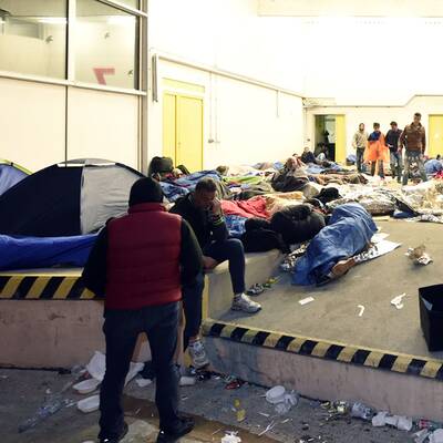 Flüchtlinge passieren Nickelsdorf