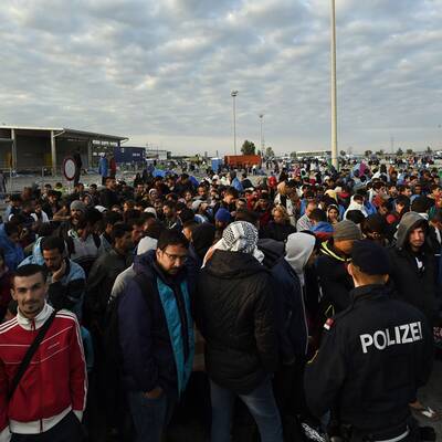 Flüchtlinge passieren Nickelsdorf
