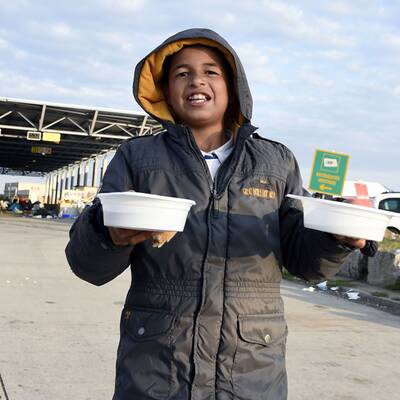 Flüchtlinge passieren Nickelsdorf