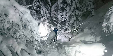 Freerider blieben in Bach stecken