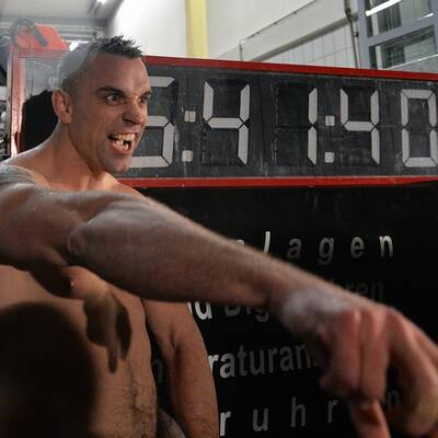 Stuntman stand in Flammen