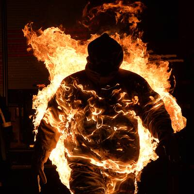 Stuntman stand in Flammen
