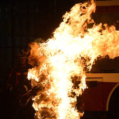 Stuntman stand in Flammen