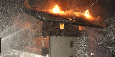 Tirol: 300 Jahre altes Bauernhaus in Flammen