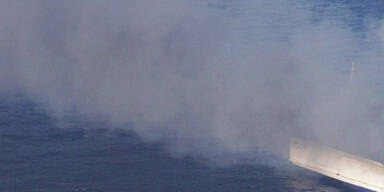 Schiff steht in irischer See in Flammen