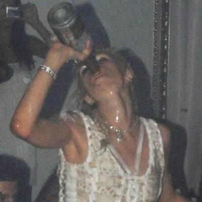 Paris Hilton - oben ohne in Italien