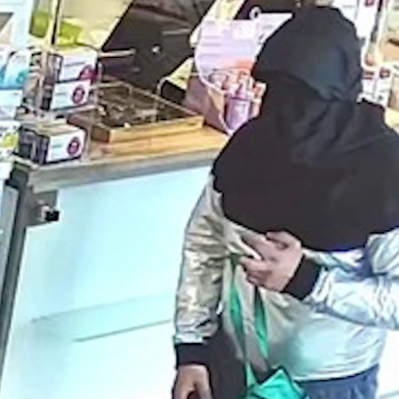 Verschleierter Räuber drohte mit Fleischerbeil