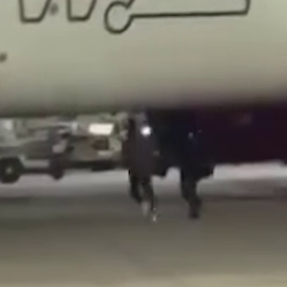 Passagiere rennen verpasstem Flieger hinterher