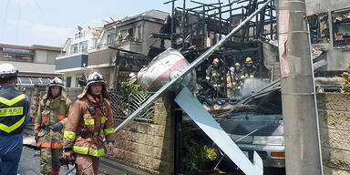 Tokio: Flugzeug stürzt in Wohnhäuser 