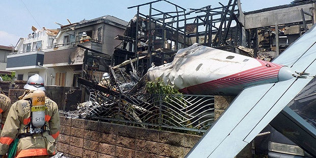 Tokio: Flugzeug stürzt in Wohnhäuser