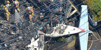 Tokio: Flugzeug stürzt in Wohnhäuser 