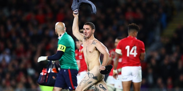 Was macht dieser nackte Mann im Stadion?