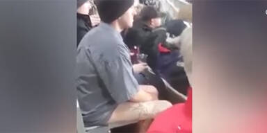 Was macht dieser nackte Mann im Stadion?