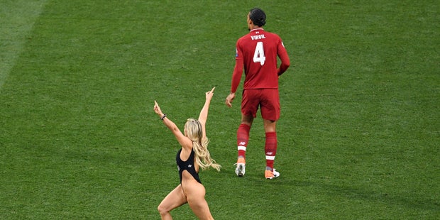 Flitzerin wirbt für irre Sex-Seite