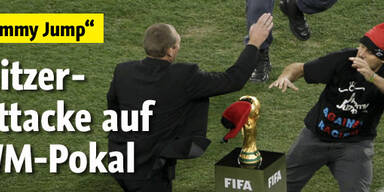 Flitzer-Attacke auf WM-Pokal